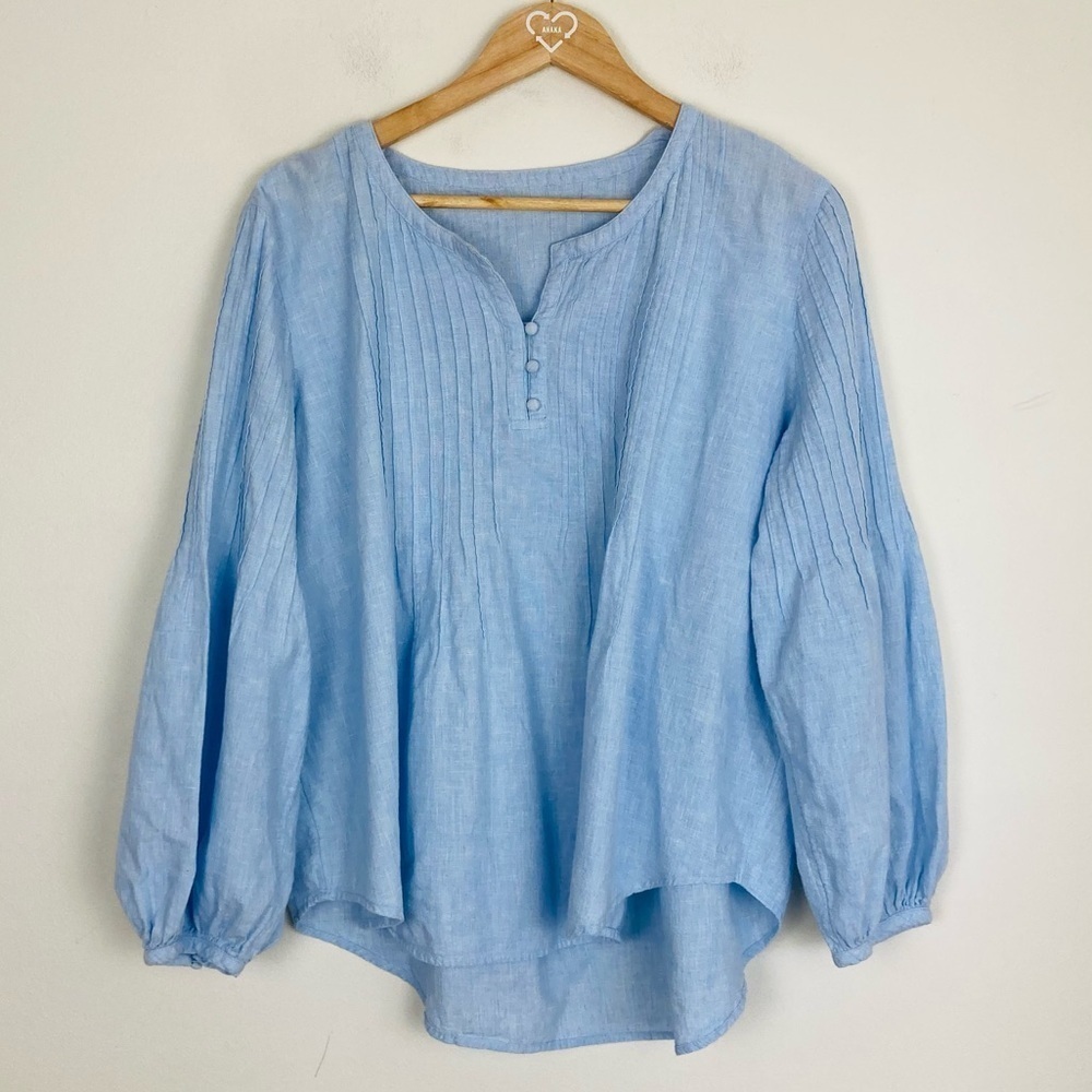 Vineyard Vines pale blue linen blend balloon sleeve pin ticked popover top. M